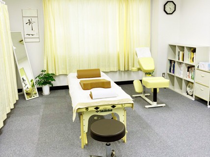 院内の様子（カウンセリングルーム／施術室）